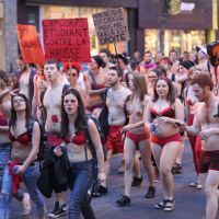 Les étudiants nus dans la rue à Montréal