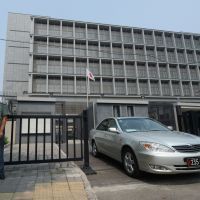 Une voiture sort de l'ambassade du Japon à Pékin