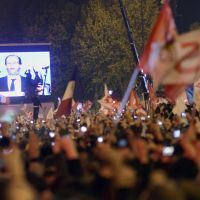 Le discours de François Hollande diffusé à Paris dimanche soir