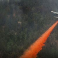 Un C130 arrose l'incendie