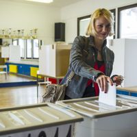Une Slovène remet son bulletin dans l'urne