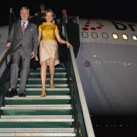 Philippe et Mathilde descendent de l'avion à Bujumbura