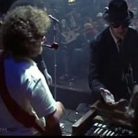 Le bassiste à la pipe dans les Blues Brothers, c'est "Duck"
