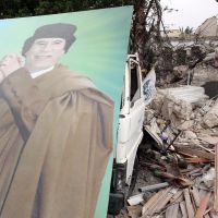 Un portrait de Mouammar Kadhafi dans les ruines 