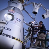 Felix Baumgartner prend place dans la capsule