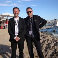 Stéphane Aubier (à gauche) et Vincent Patar (à droite) sur la plage de La Quinzaine à Cannes