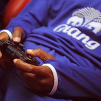 Un enfant tenant une manette de console de jeu (illustration)