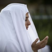 Une femme iranienne dans un moment de prière