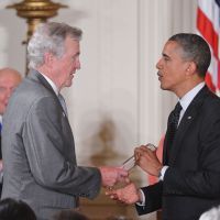 Lze ministre polonais des Affaires étrangères, Adam Daniel Rotfeld, reçoit la médaille de la Liberté offerte à Jan Karski des mains de Barack Obama