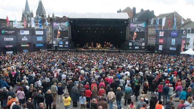 Hugh Laurie sur la scène Rapsat