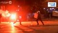 Athènes: les policiers et des bâtiments attaqués à coups de...